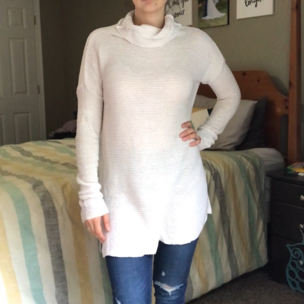 White turtle neck sweater